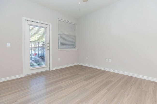 Photo - Move In Now & Enjoy 1 Month Free! Unidad AAK