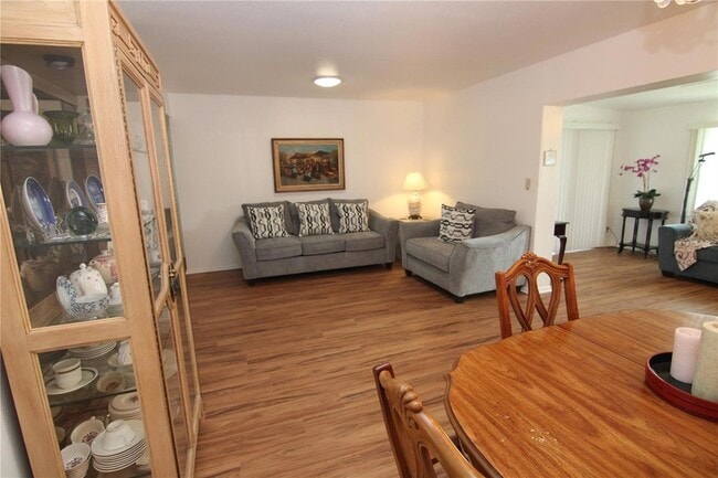 Photo - 810 Oakmont Ave
