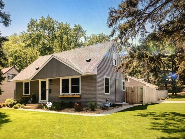 great corner lot with fenced yard and two car garage - 8200 Vincent Ave S House