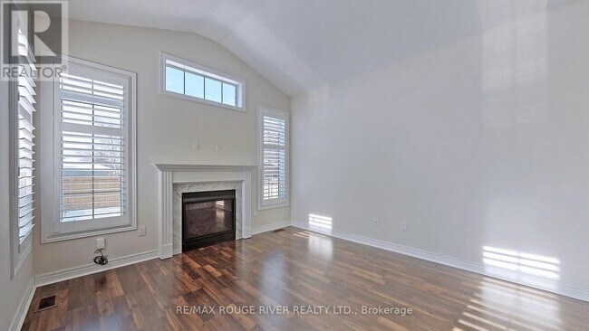 Photo - 1022 Byron St N