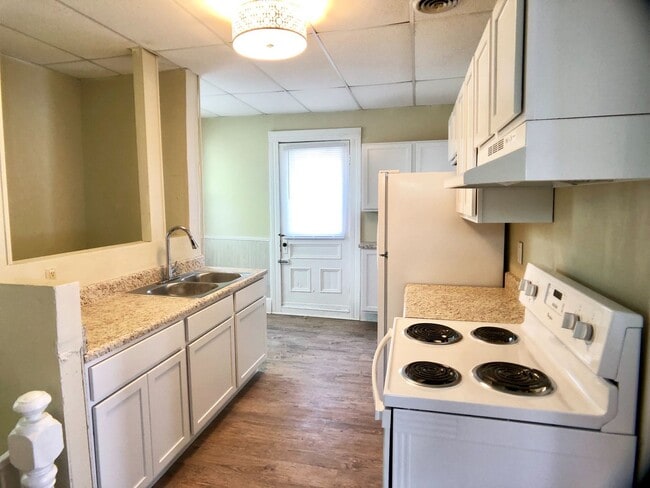 Photo - Great 2nd floor apt next to Greensboro College and convenient to downtown!
