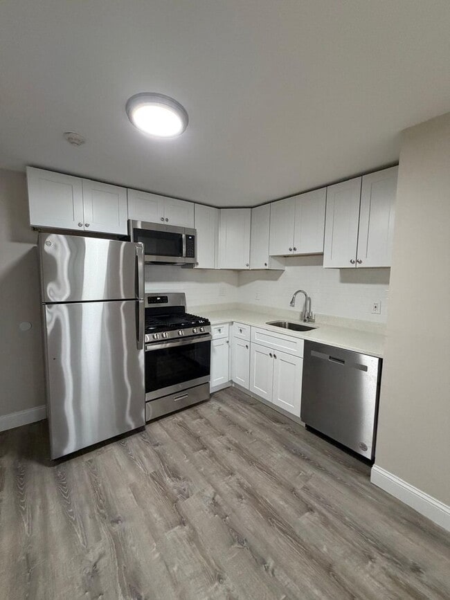 Building Photo - Fully Renovated 2 Bed with Heat, Hot Water and gas for cooking included Unit 8