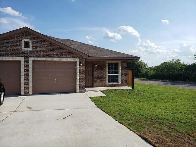 Photo - 895 B Twin Oaks Dr