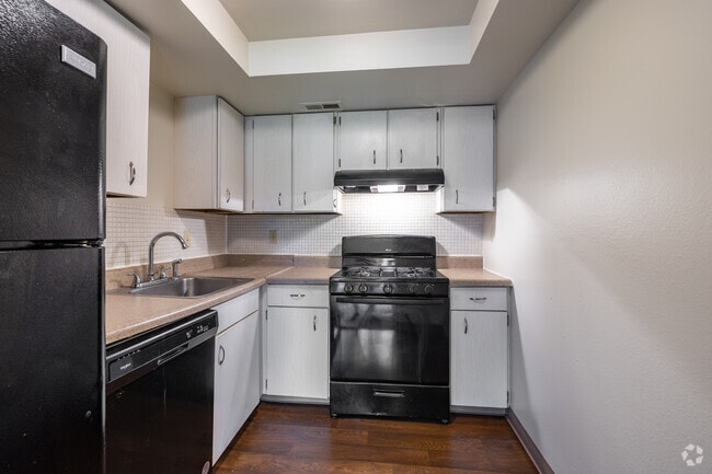2BR, 2BA - 950SF - Kitchen - Paddock Village Apartments