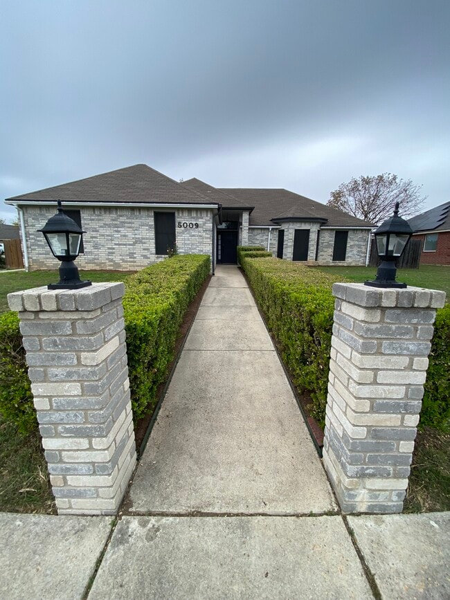Building Photo - 5009 Chad Dr Rental