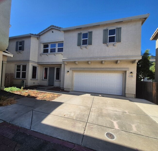Building Photo - Spacious Four Bedroom, Three Bath Home in ...