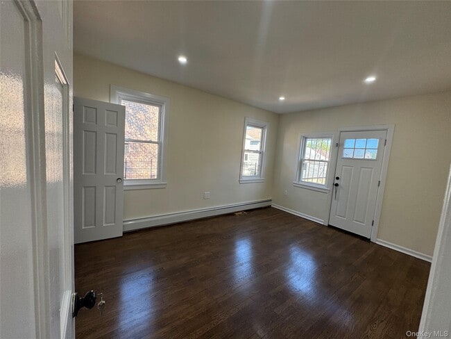 Photo - 1054 Lydig Ave
