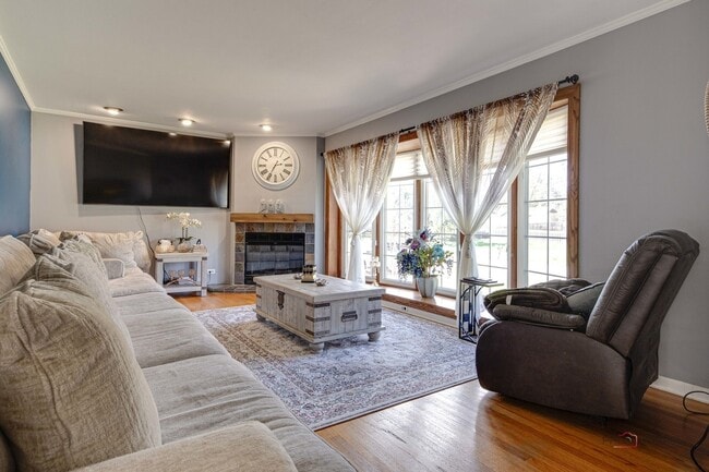 Photo - 23W073 Dickens Ave