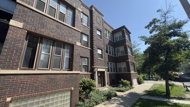 4763 N Manor Ave Unit 2