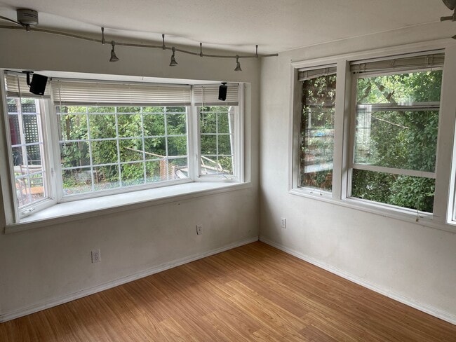 Photo - West Seattle - Cute Pigeon Point Open 1 Be...