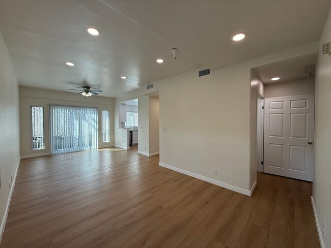 Building Photo - 11035 Moorpark St