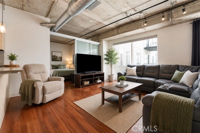 Photo - 645 W 9th St Unidad 314