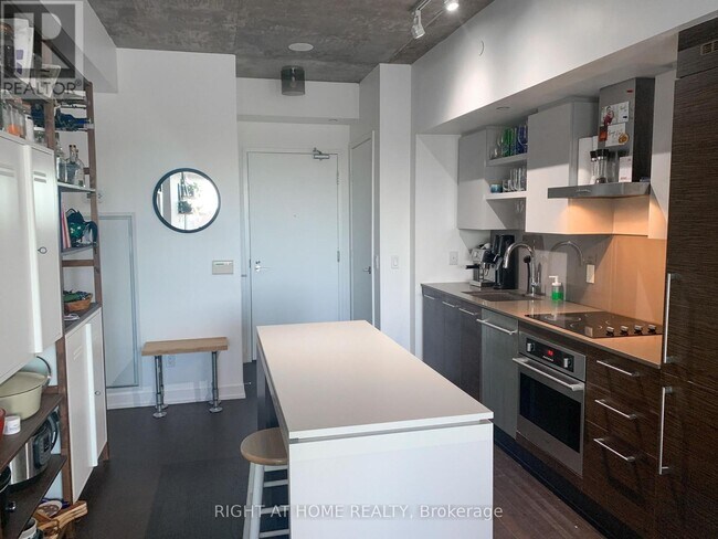 Photo - 1030 King St W Unit 834