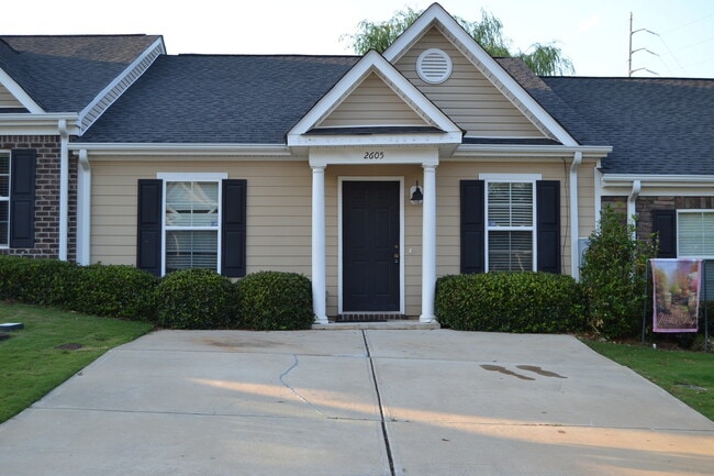 Building Photo - 2605 York Dr