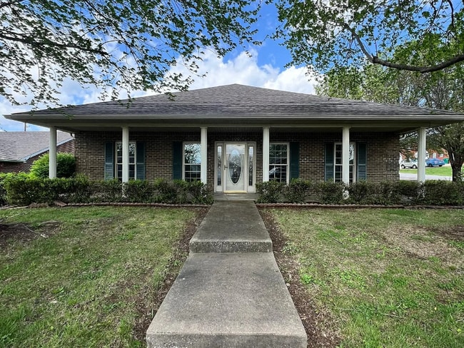 Building Photo - 300 Oaklawn Dr Rental