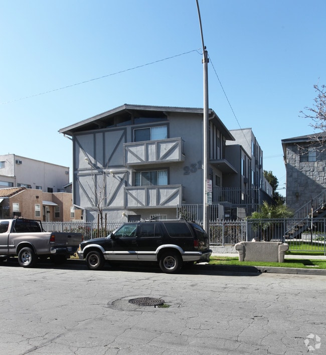 231 W Tujunga Ave