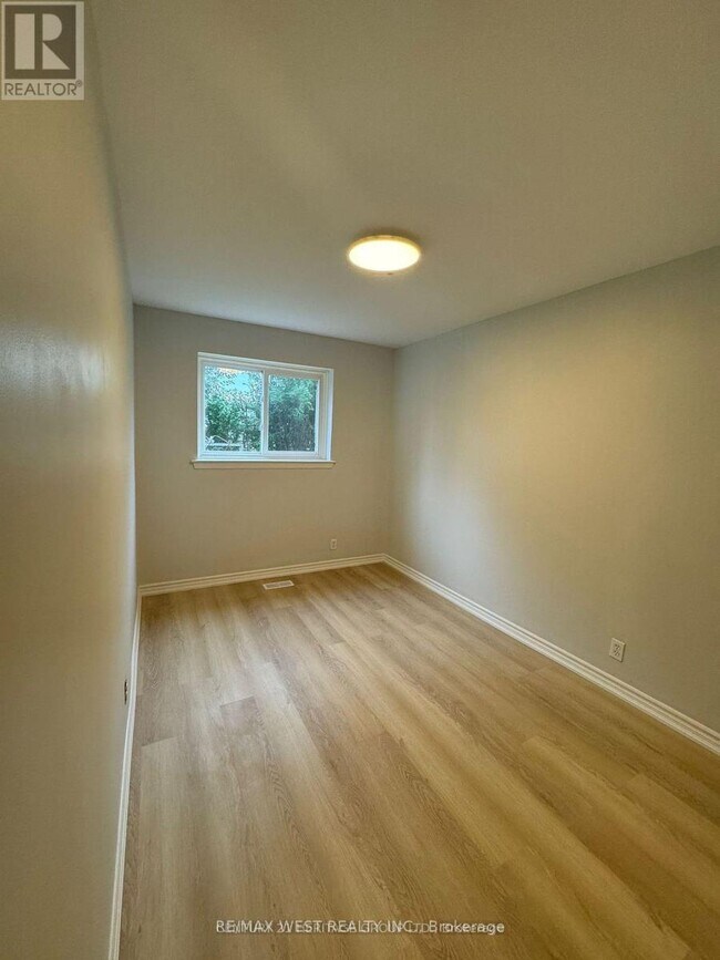 Photo - 22 Axsmith Crescent