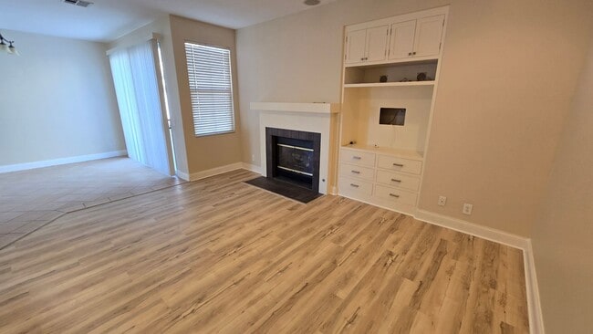 Photo - Orange 3 Bed, 2.5 Bath Townhouse for Lease - Cambridge Community