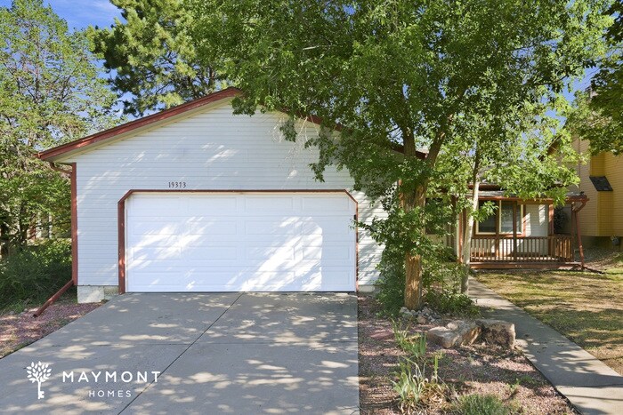 Charming Aurora Home with Deck - Charming Aurora Home with Deck