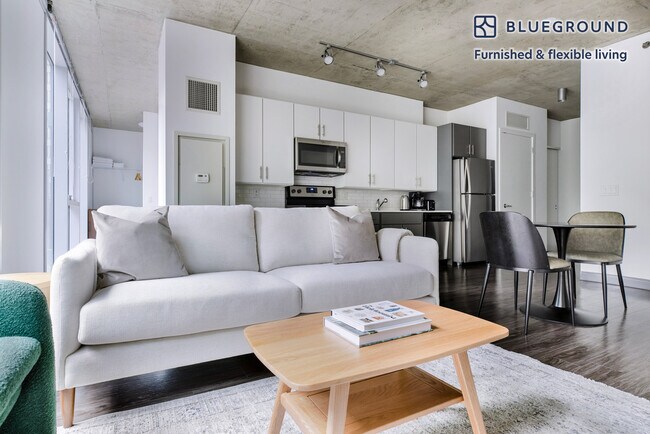 Photo - 215 W Lake St Unidad FL7-ID1331