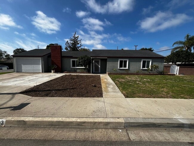 Building Photo - Costa Mesa Living