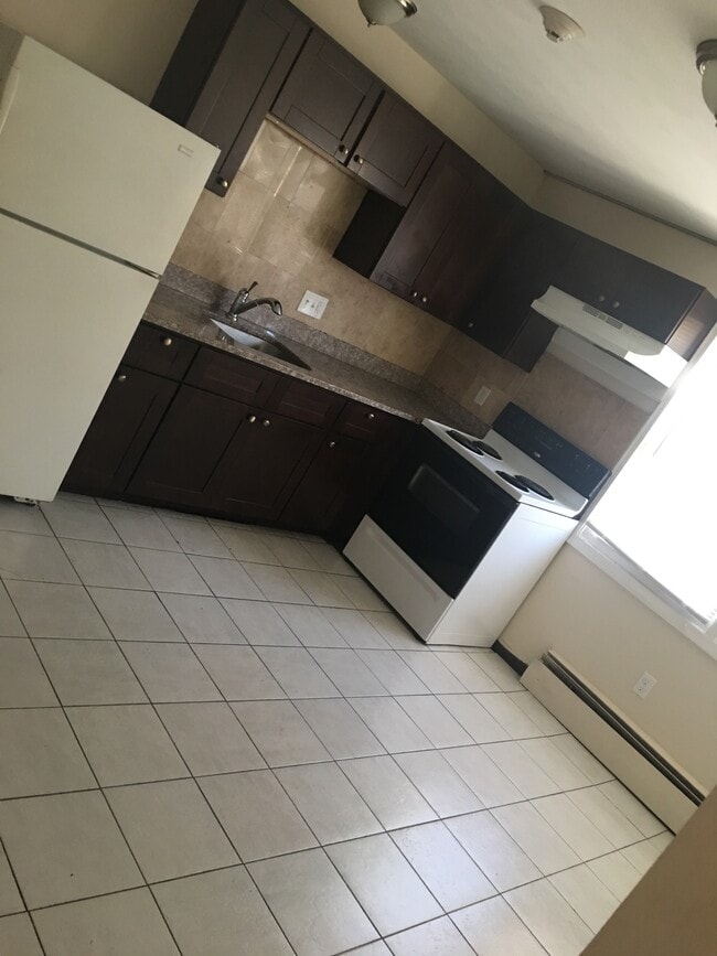 Building Photo - 16 Day St Unit 3
