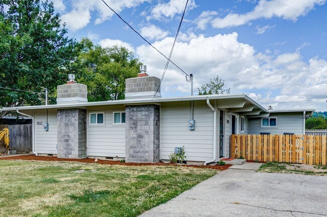 Building Photo - Updated 2 Bedroom 1 bath duplex in NW Corvallis! Unit 1935Hayes