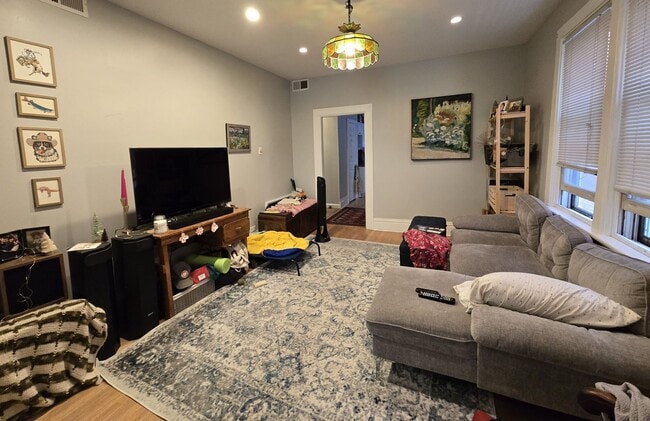Building Photo - 2118 W Fletcher St Unit 1 Rental