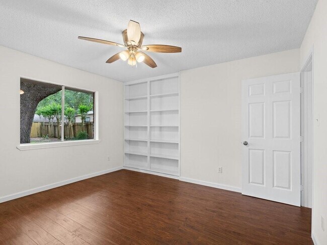 Photo - 2001 Briar Ln