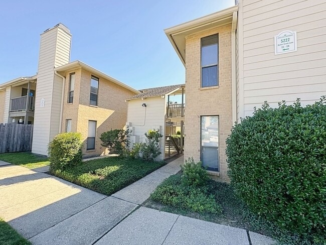 Building Photo - 1 Bedroom Downstairs condo available now! Community Pool