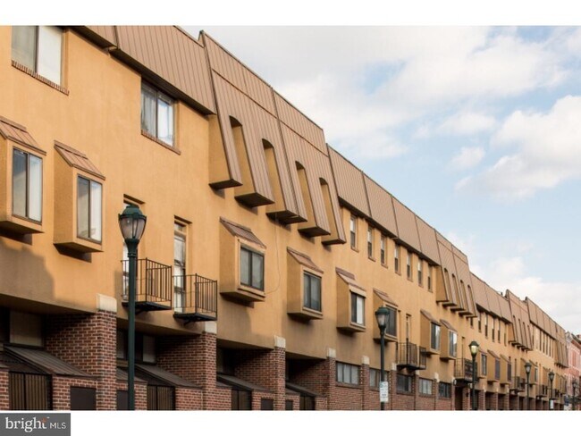 Building Photo - 2031 South St Unit 233