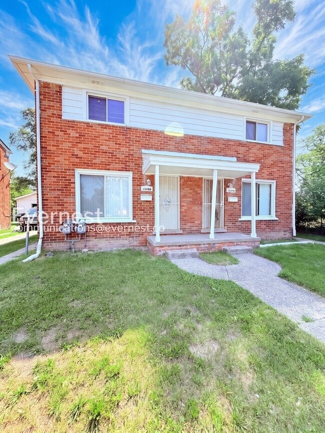 Photo - 2 Bed & 1 Bath Duplex in Detroit / Pet-Friendly / Section 8 Accepted / Available Now!