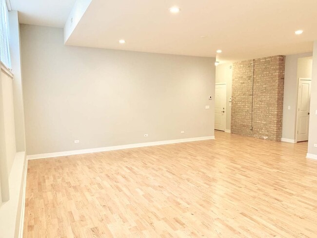 Photo - 6125 N Clark St Unit 104