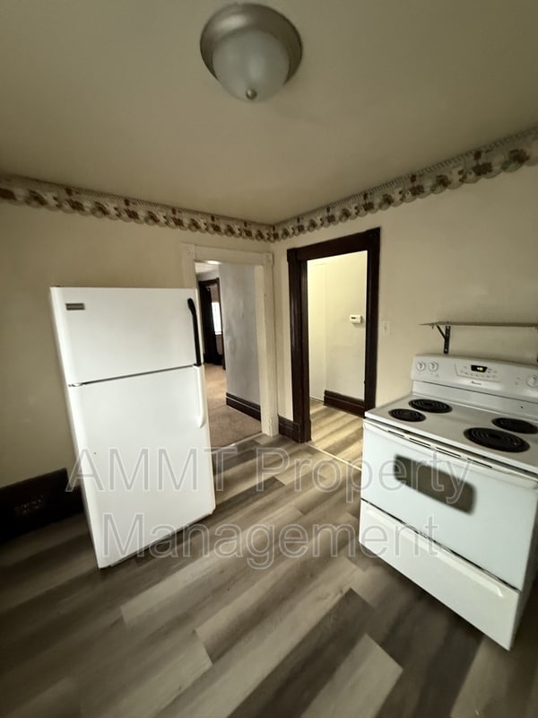 Photo - 723 W 1st St