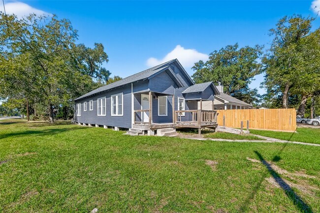 Photo - 301 E 3rd St