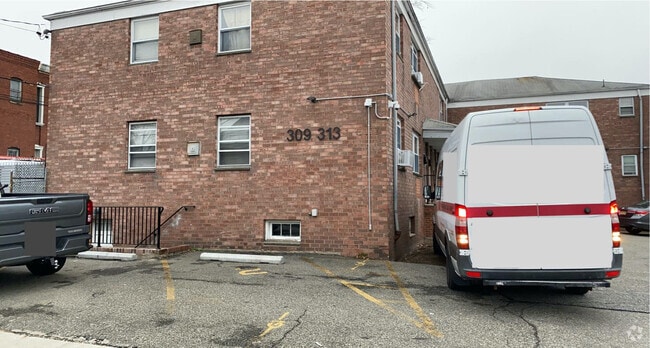 Building Photo - 309 E 22nd St Rental