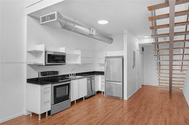 Building Photo - 690 SW 1st Ct Unit PHII08