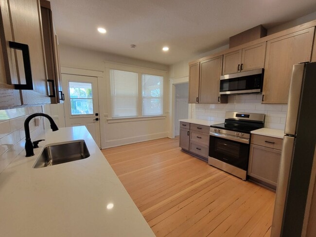 Building Photo - Don’t Miss This! Spacious 2 Bed, 2 Bath in North Portland