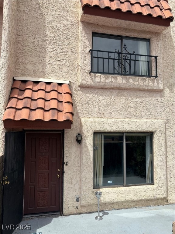 Building Photo - 5457 Escondido St Rental
