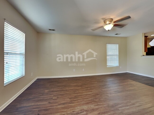 Photo - 409 Lakewind Dr