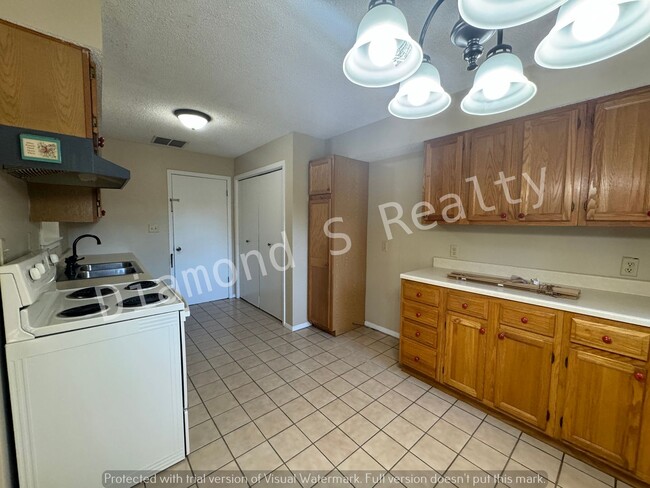 Photo - 3 Bedroom Home Located Near Mercy!