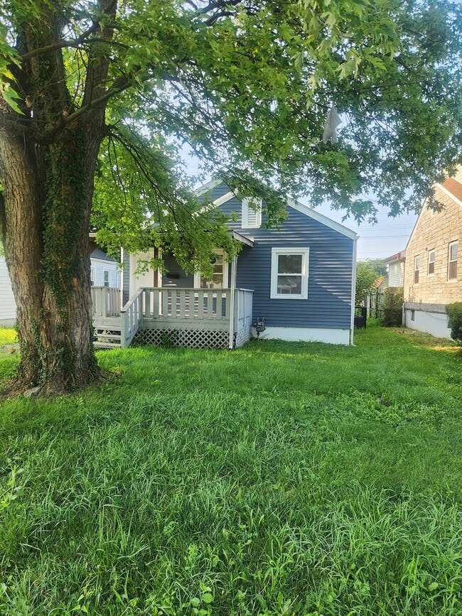 Building Photo - Bright adorable home with lots of updates ...