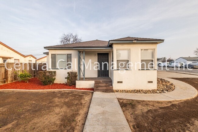 Building Photo - 2 Bedroom, 1 Bath Home - $1595 per month!