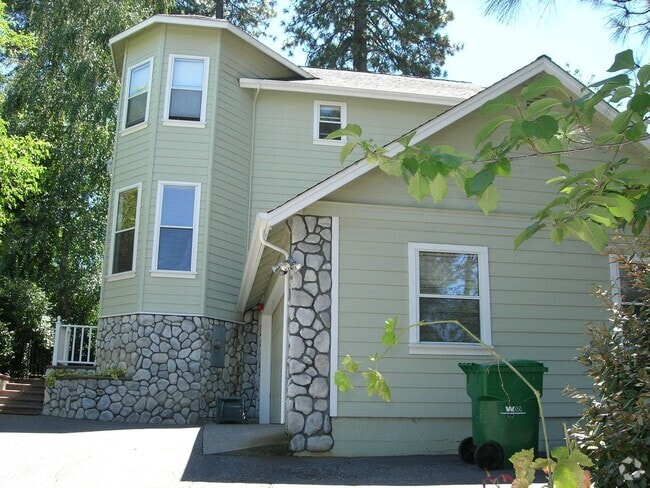Building Photo - Lovely 2 story Home Walk to Downtown Grass...