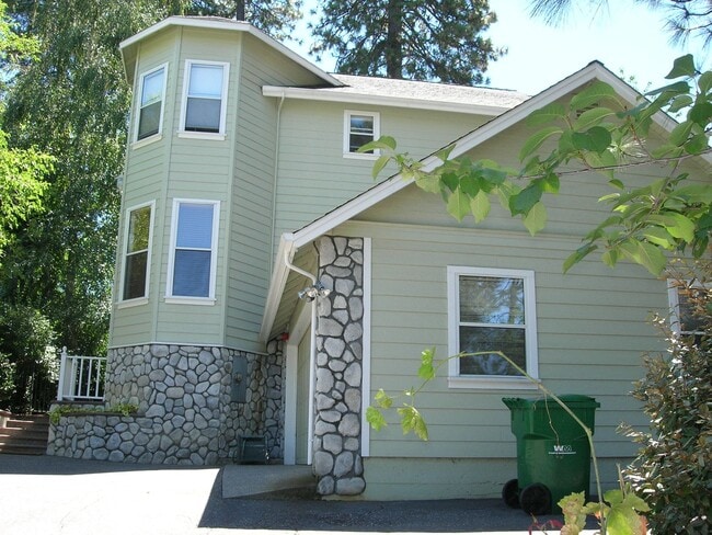 Lovely 2 story Home Walk to Downtown Grass... - Lovely 2 story Home Walk to Downtown Grass...