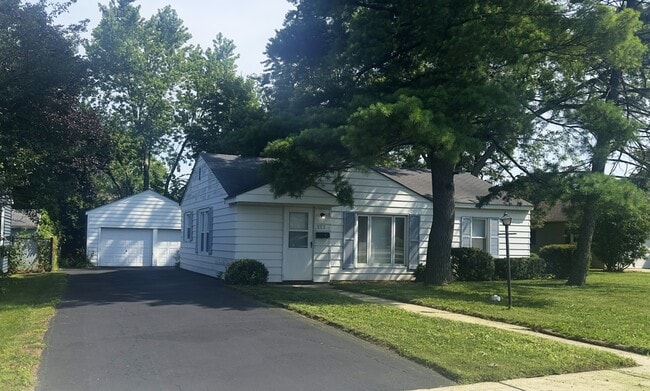 Photo - 222 Woodlawn Dr House