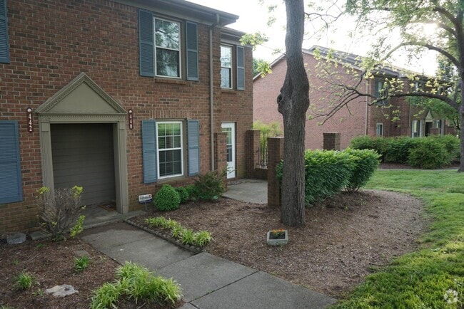Building Photo - 440 Stewarts Ferry Pike Unit Donelson Condo