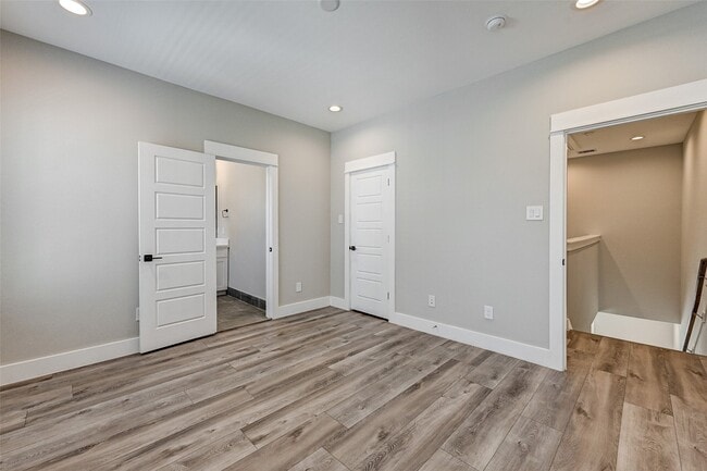 Building Photo - 1302 W 24th St