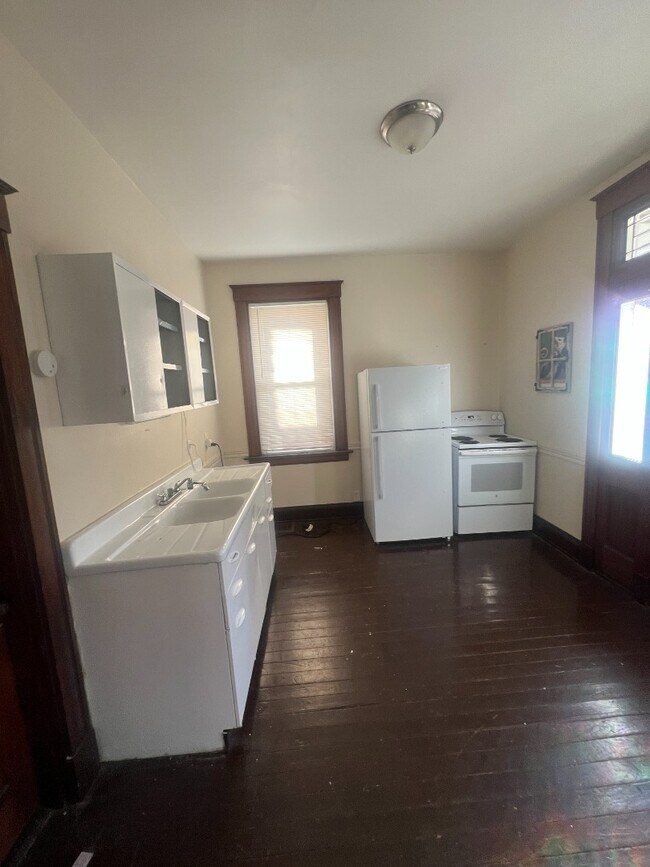 Photo - Updated and Spacious! Unidad 3498 Boudinot  1