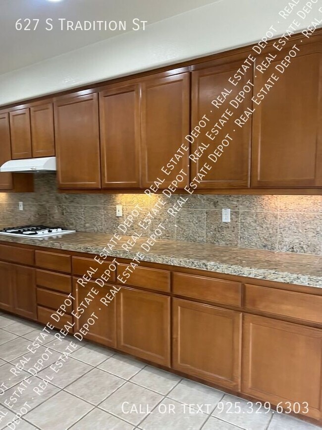 Photo - 627 Tradition St